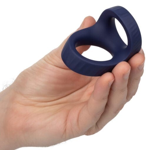 A hand holding a blue rubber ring.