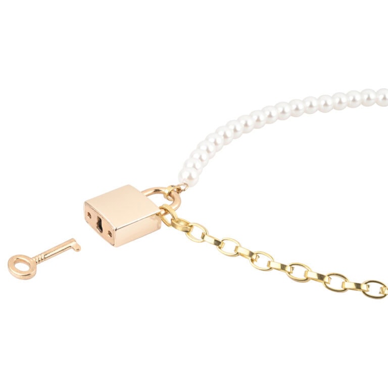 Luxurious pearl and gold chain necklace featuring a secure lock clasp and a small key, combining elegance with modern design. This versatile piece enhances any wardrobe, making it a must-have for fash.