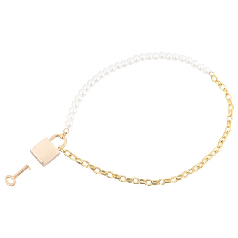 Stylish pearl and gold chain necklace featuring a lock charm, ideal for fashion-forward individuals seeking unique jewellery pieces.