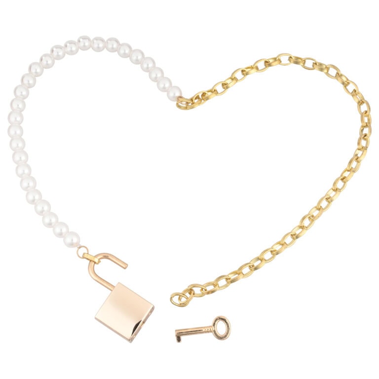 Stylish pearl and gold chain necklace with lock charm, ideal for women seeking elegant jewelry. Crafted with high-quality materials, this accessory combines classic pearls with modern gold accents for.