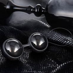 Lelo Luna Beads Noir - Close-up of smooth silicone texture