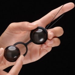 Lelo Luna Beads Noir - Display with instructional packaging